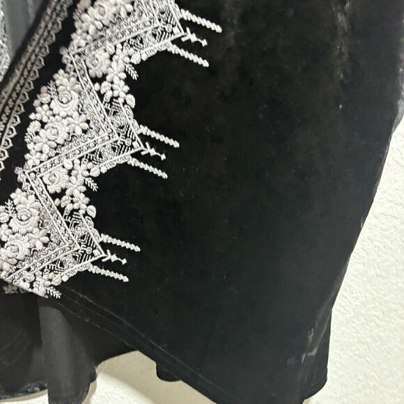 Andree By Unit Womens Velvet Kimono Jacket Small in Black With White Embroidered - Picture 3 of 13